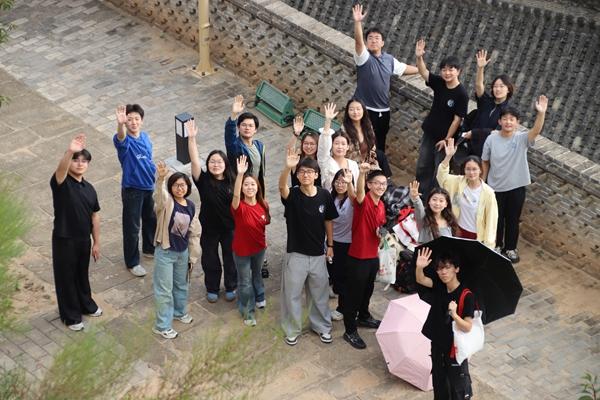 9月20日，中国人民大学原创话剧《陕北公学》演职人员在延安合影。