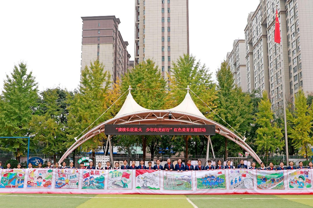10月22日，陕西省渭南市临渭区丰荫明德小学，小学生展示长征主题长卷绘画作品。崔正博/摄
