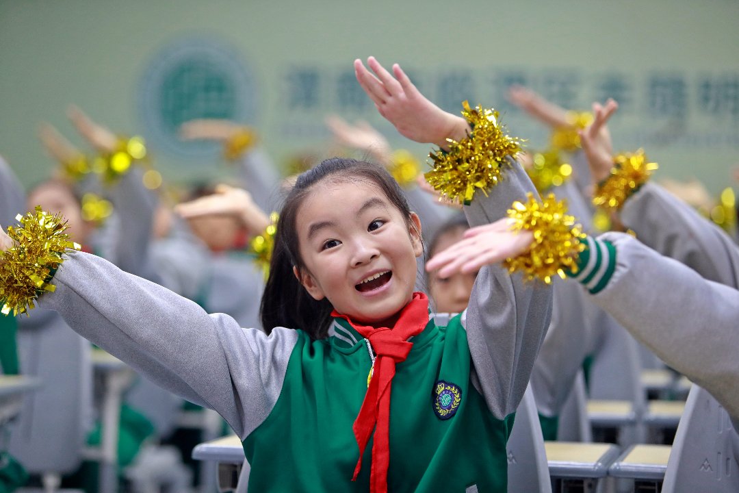 10月22日，陕西省渭南市临渭区丰荫明德小学，小学生表演手势舞《强国少年谣》。崔正博/摄