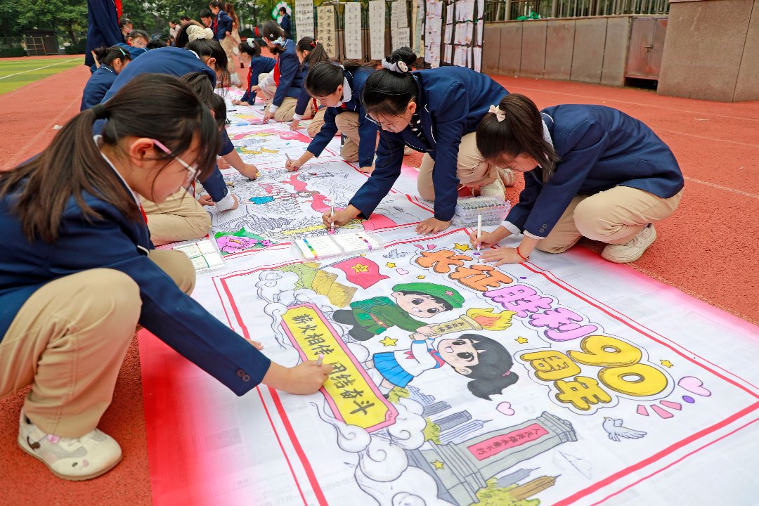 10月22日，陕西省渭南市临渭区丰荫明德小学，小学生进行长征主题长卷绘画。崔正博/摄