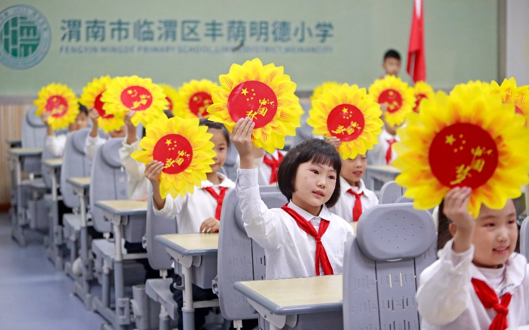10月22日，陕西省渭南市临渭区丰荫明德小学，小学生表演手势舞《祝福祖国》。崔正博/摄
