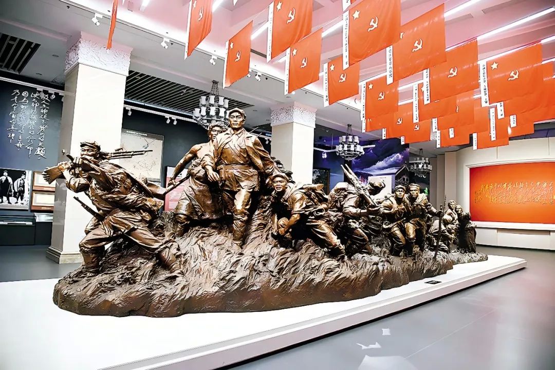 雕塑《红军过草地》。杨睿 摄