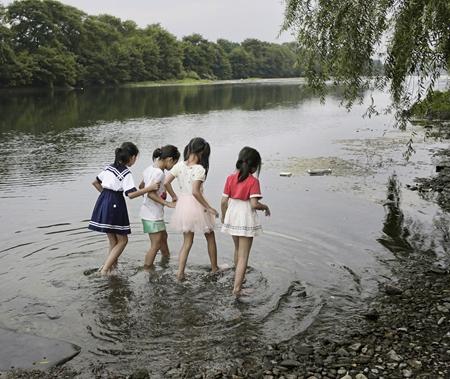 2016年8月30日，广西壮族自治区桂林市兴安县界首镇，女孩们在湘江边玩耍。三四百米外，是当年中央红军和军委纵队抢渡湘江的重要渡河点。