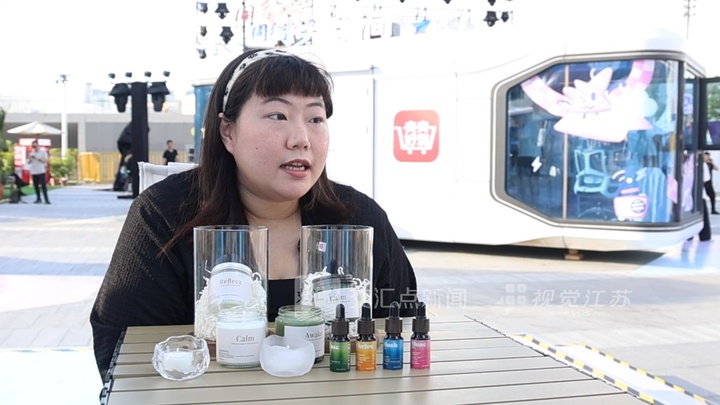 台湾青年李易琏来沪展示手工香薰产品。