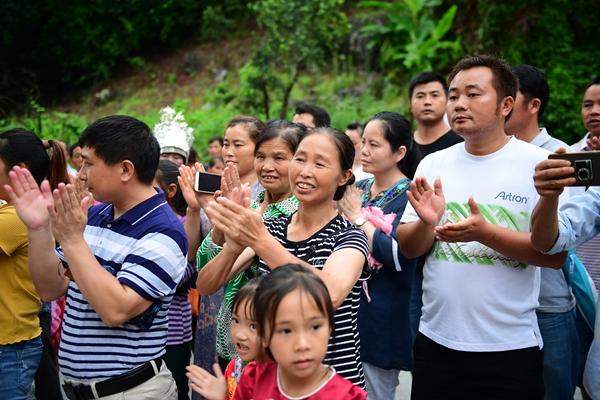 2019年7月8日，贵州省黔东南苗族侗族自治州黎平县上少寨，村民在“新红军桥”竣工仪式上鼓掌。视觉中国供图