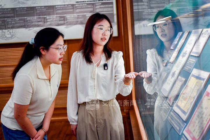 上海市档案馆工作人员曾婧向寻访团成员、复旦大学新闻学院学生刘洋介绍中华路。