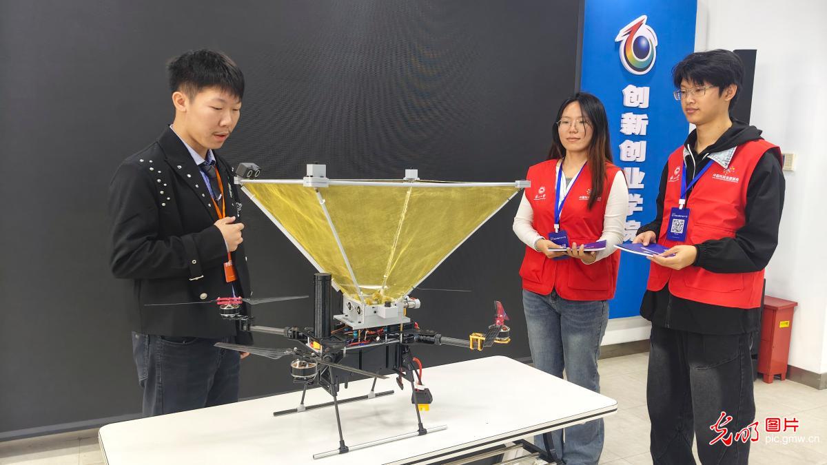 10月12日，2026年辽宁省创新方法大赛决赛在东北大学举办，发明制作类参赛选手正在互相交流。大赛以“培育创新人才 助力产业发展”为主题，由辽宁省科协、省教育厅、省科技厅、省工信厅、省总工会共同主办。赛道设置进一步优化，大学生专项赛首次增设高职高专类，为不同类型高校学生参与创新实践、展示创新成果搭建了更加广阔的平台。联合办赛机制进一步完善，有效促进创新方法在企业技术攻关和生产实践中的应用。(邹新江摄/光明图片)