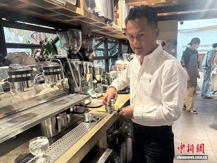 10月21日，“心邸咖啡”店主杜杰制作咖啡。 中新网记者 曹子云 摄