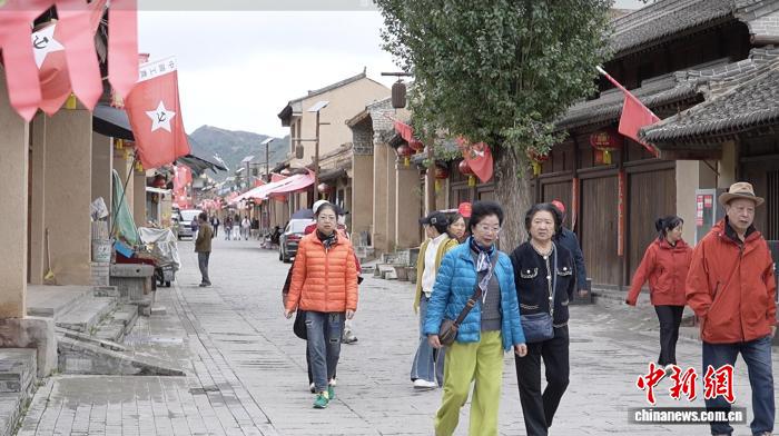 2026年9月，甘肃陇南市宕昌县哈达铺镇，游客漫步在“红军街”。田鹏鹤 摄