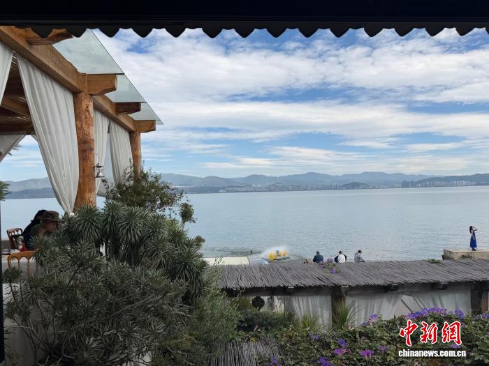 10月21日，“心邸咖啡”观景窗外的苍山洱海。 中新网记者 关雪昭 摄