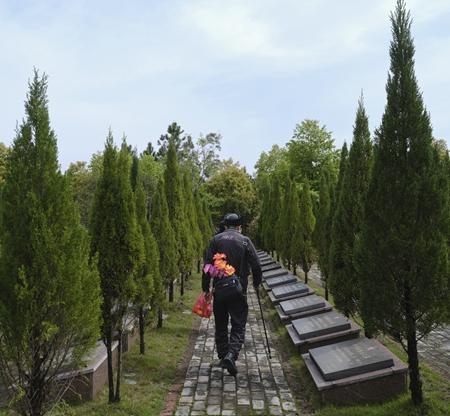 2026年4月4日，江西省赣州市于都县烈士纪念园，87岁的袁二长老人为父亲、红军烈士袁北长献花祭扫。于都是中央红军长征集结出发地，清明时节，不少群众自发前来缅怀革命先烈。