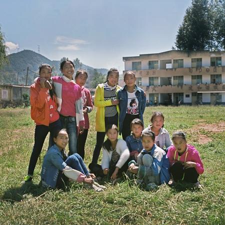 2016年9月12日，四川省凉山彝族自治州昭觉县四开希望学校，彝族女初中生午间在操场上。凉山州是我国最大的彝族群众聚居区，红军长征途中的彝海结盟成为民族团结和军民团结的典范。