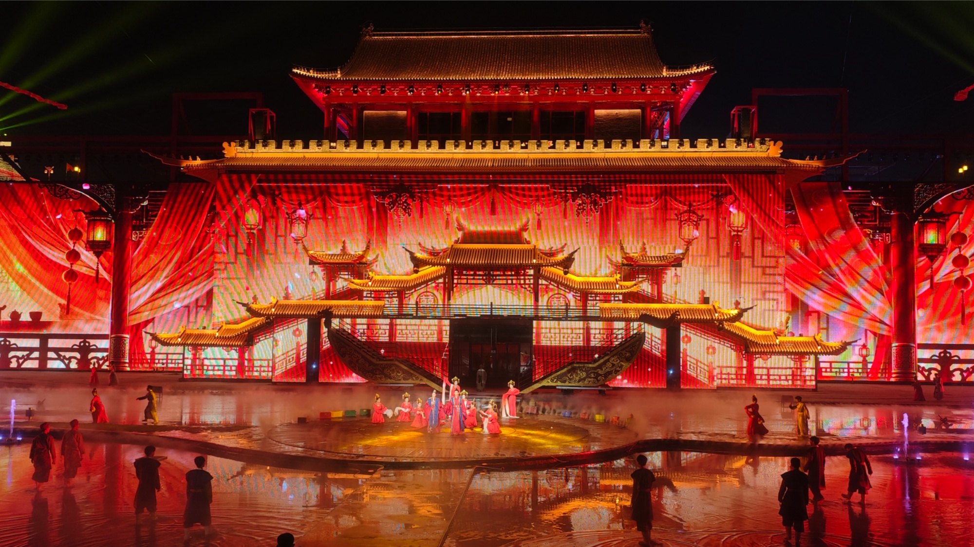 东方卫城夜间演艺项目（央广网记者 褚夫晴 摄）
