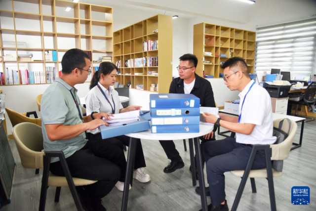 7月3日，贵州省黔南布依族苗族自治州龙里县纪委监委干部在湾滩河镇摆省中学，向学校老师了解校服采购情况。 新华社发（罗显琴摄）