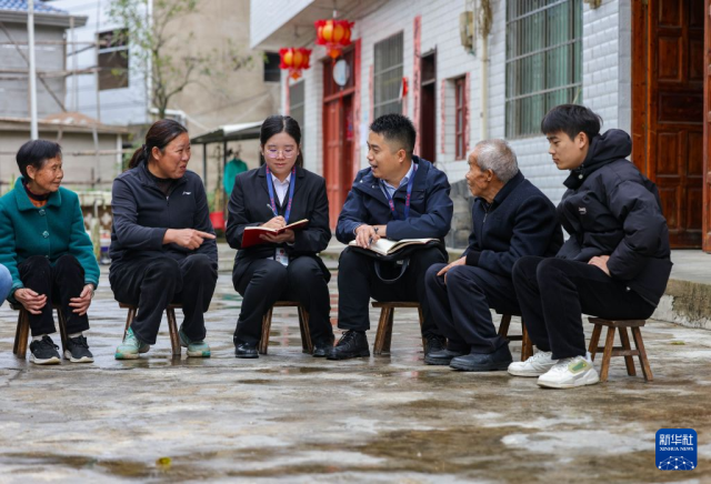 10月21日，在贵州省铜仁市玉屏侗族自治县皂角坪街道茅坪村，纪委监委干部向群众了解村干部作风、惠农政策落实等情况。 新华社发（胡攀学摄）