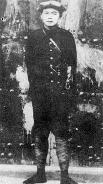 1935 年，徐海东率红二十五军到达陕南时留影。图片来源：解放军报