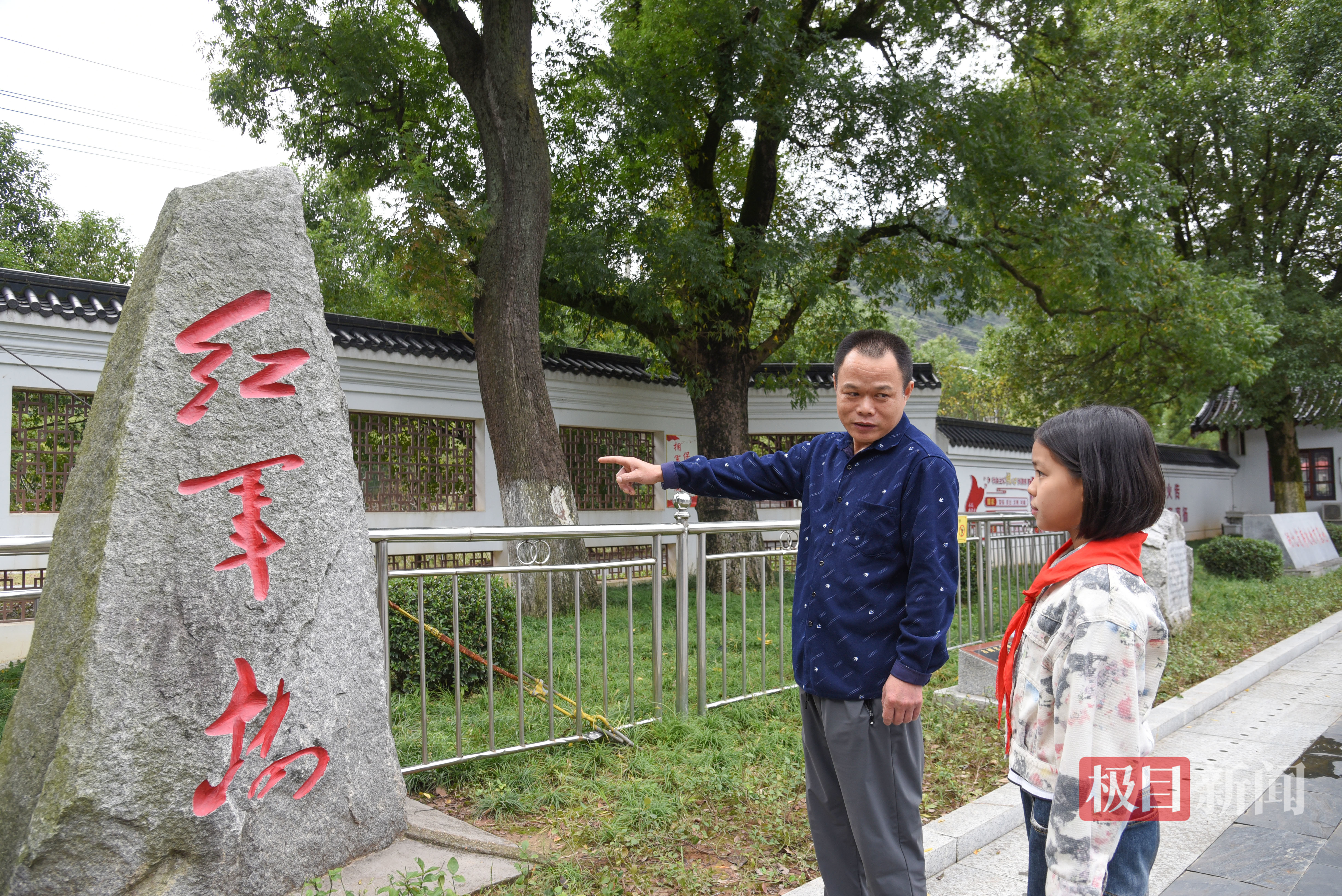 2026年10月21日，第三代守树人刘军正在向少先队员宣讲红军和“红军树”的故事。极目新闻记者黄志刚/摄