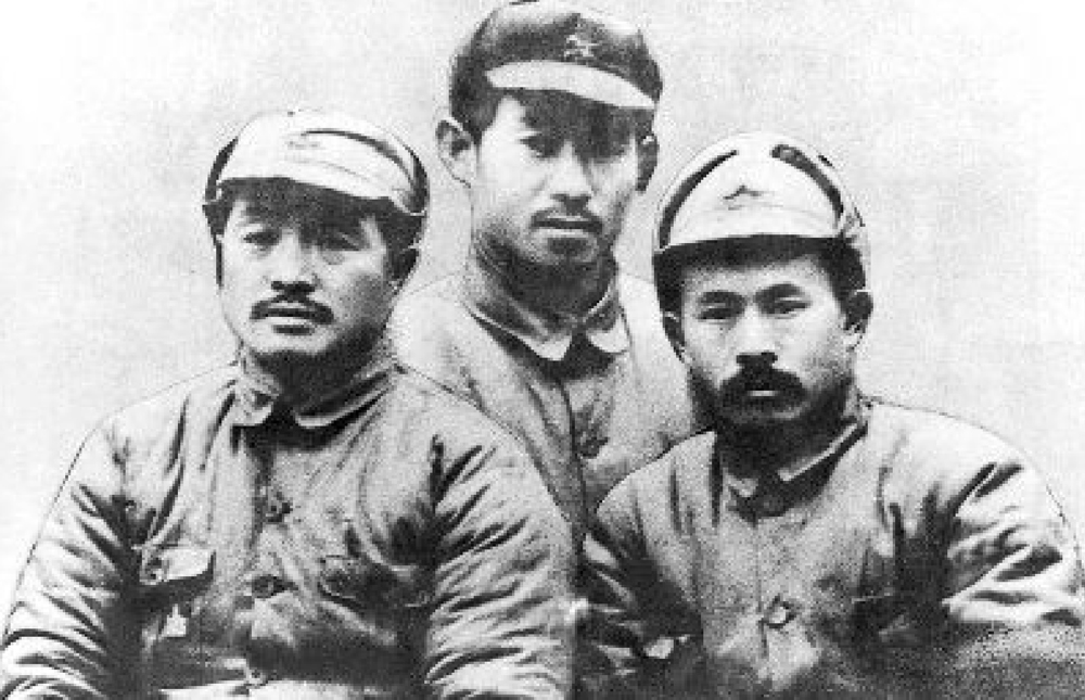 1934年10月，贵州印江木黄会师后，红二军团领导人合影（左起：贺龙、关向应、任弼时）。图片来源：人民网
