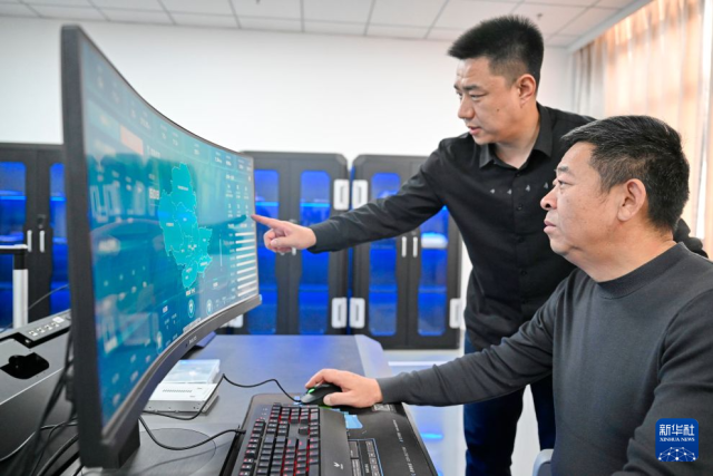 10月21日，河北省承德市纪委监委大数据信息中心工作人员在进行数据查询。承德市纪委监委把数字纪检监察建设作为重点，围绕惠民资金、养老基金、高标准农田项目招投标、困难群众救助等领域，搭建大数据模型，为日常监督提供精准线索，提高监督穿透力。 新华社发（王立群摄）