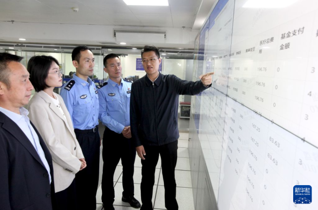 10月19日，江苏省徐州市纪委监委、公安等部门工作人员在徐州医保大数据监控中心现场研判异常数据。今年7月以来，江苏省徐州市纪委监委积极探索将横向联、纵向贯、协同融“联贯融”工作机制运用到医保基金管理突出问题整治中，探索纪检监察监督与职能部门监管、公安执法、专业力量研判之间的贯通融合，形成监督合力。 新华社发（蒯创摄）
