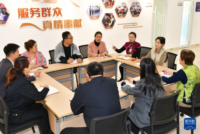 10月21日，在山东省烟台市芝罘区芝罘岛街道西海岸社区党群服务中心，“社区合伙人”参加社区书记见面会。烟台市芝罘区芝罘岛街道坚持党建引领，在试点社区吸纳物业企业、居民代表、业委会成员、商户、社会组织等多方力量，组建“社区合伙人”队伍。依托社区书记见面会、马扎议事会、网格恳谈会等议事平台，组织各方面对面协商，破解群众关切的民生领域问题，提升社区管理服务水平。 新华社发（孙文潭摄）