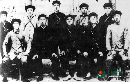 红二十五军部分官兵1935年8月在甘肃合影。前排（左起）：政治委员吴焕先、政治部副主任郭述申、副军长徐海东、参谋长戴季英、赵凌波。据中国军网