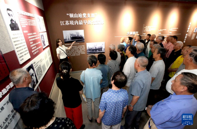 7月1日，江苏省徐州市鼓楼区环城街道闸口社区党员在徐州“八号门事件”旧址参观江苏第一个党支部史料展。 新华社发（蒯创摄）