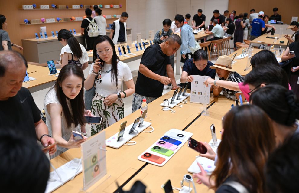 10月2日，人们在海南三亚国际免税城购物。国庆假期海南接待游客475.40万人次，同比增长13.1%；游客总花费68.75亿元，同比增长14.7%。新华社记者 郭程 摄