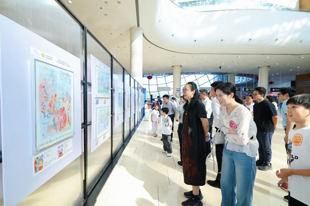 观众欣赏画展。主办方供图