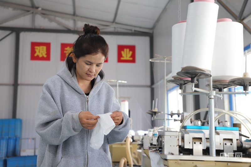 美丽开·塞米在家庭工坊担任管理员 （央广网记者 丁安 摄）