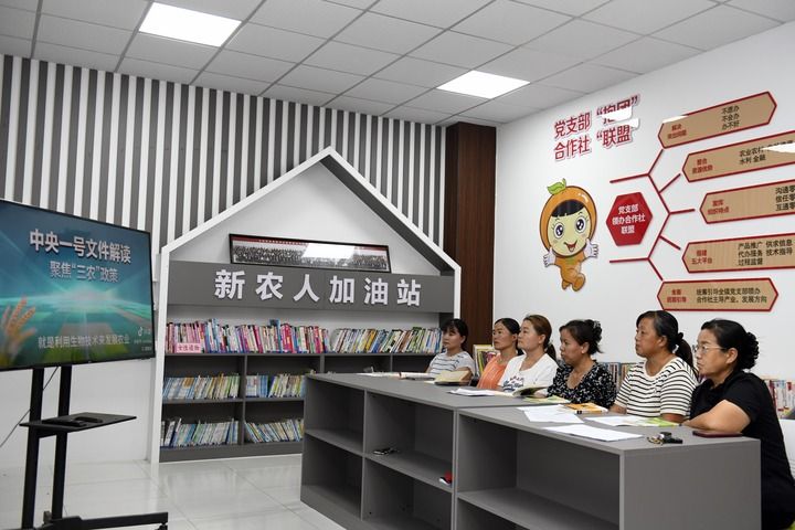 2026年7月5日,在山东省德州市夏津县香赵庄镇党建综合阵地新农人加油站,新农人在看学习视频。夏津县创新搭建城区四级党群阵地,推动干部、人员、便民服务“三下沉”,全域建成步行十分钟可达、功能集成、上下联动的党群服务体系。新华社记者 郭绪雷 摄