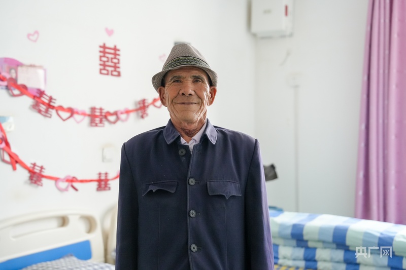 70岁的达吾提·米吉提在颐心园综合养老服务中心 （央广网记者 丁安 摄）