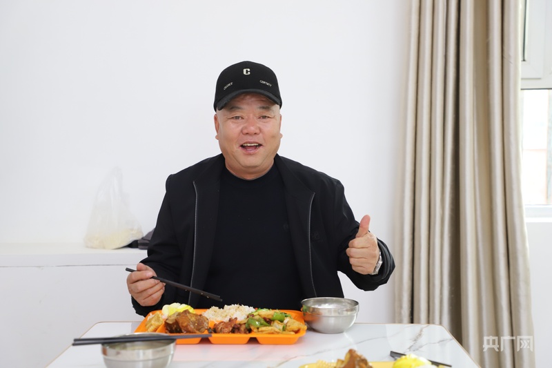 老人为食堂点赞 （央广网记者 丁安 摄）