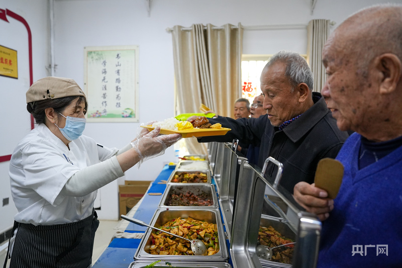 老人们排队取餐 （央广网记者 丁安 摄）
