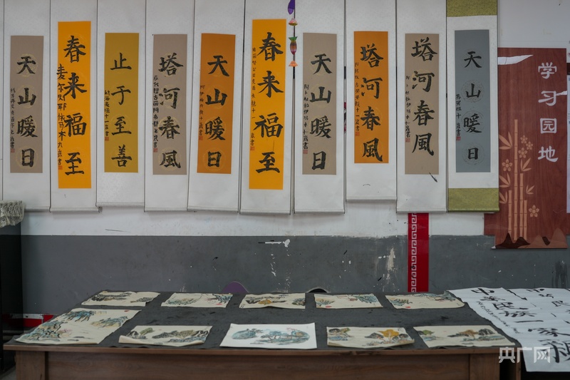 唐锦书院孩子们写的毛笔字 （央广网记者 丁安 摄）