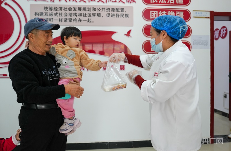 群众在“一老一小”幸福食堂吃午餐 （央广网记者 丁安 摄）