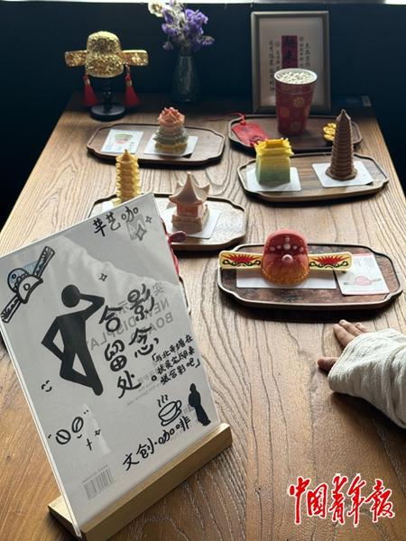 江苏省苏州市姑苏区的清代状元吴廷琛故居依托“古城保护更新伙伴计划”，引入运营主体，打造文化休闲空间“芊艺咖”，将虎丘塔、北寺塔等城市地标融入甜品设计，让城市印记可赏可尝。中青报·中青网记者 余冰玥/摄