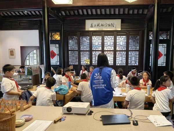 始建于清光绪年间的思绩堂潘宅，经修缮活化后成为江苏苏州苏工琥珀博物馆，姑苏区少年宫的孩子们来此处研学。受访者供图